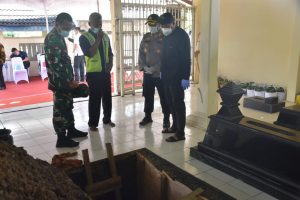 Bupati Karanganyar, Juliyatmono mengecek makam almarhum ibunda Presiden Ri Joko Widodo
