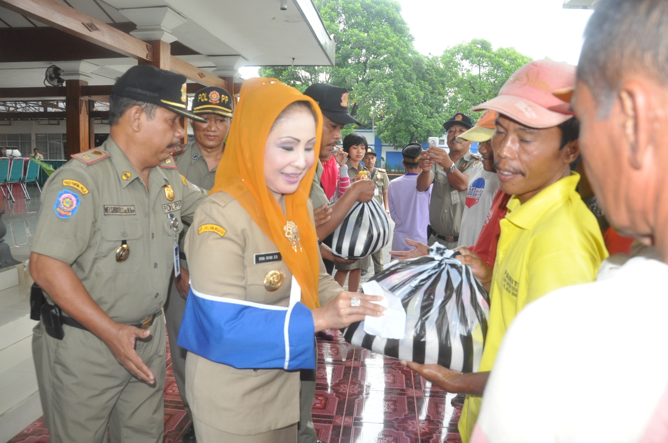 Satpol PP Gelar Bhakti Sosial Meriahkan HUT Ke-63