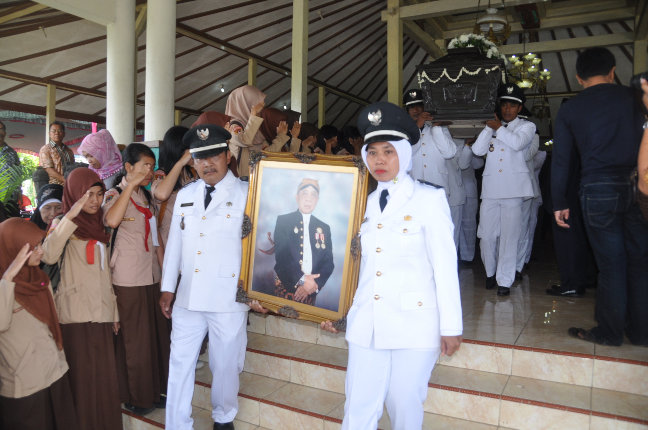 Ratusan Pelayat Iringi Pemakaman Sri Sadoyo
