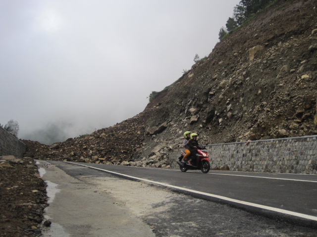 Longsor, Akses Jalan Tembus Terputus