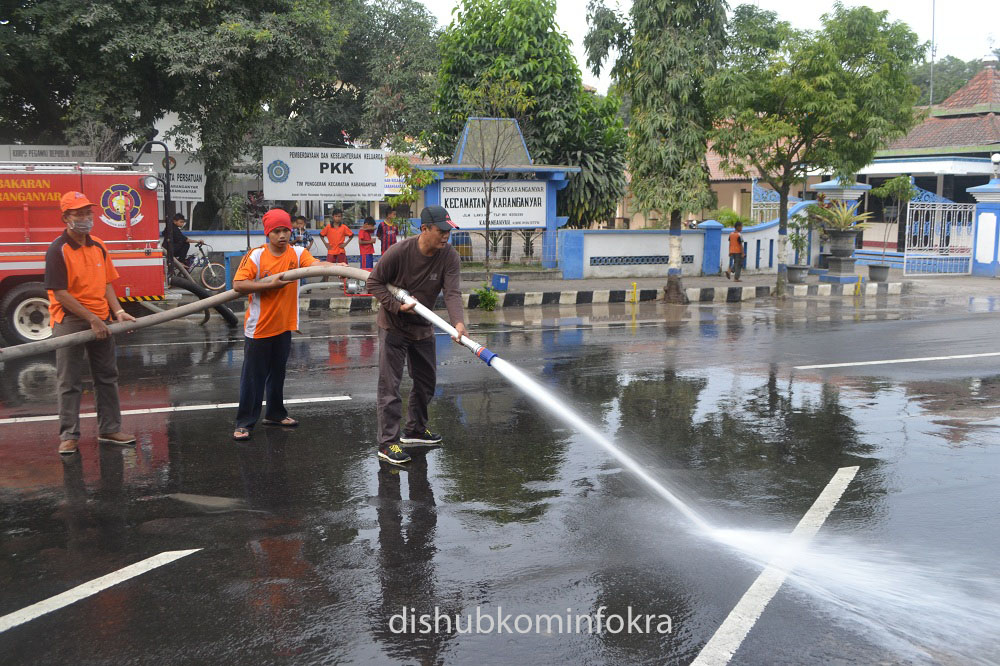 Bupati dan Wakil Bupati Karanganyar Bersihkan Jalan