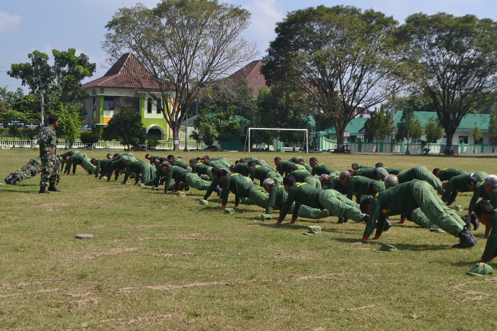 Linmas Dilatih Bela Diri