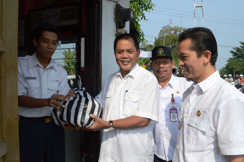 Sembako Untuk Abang Becak