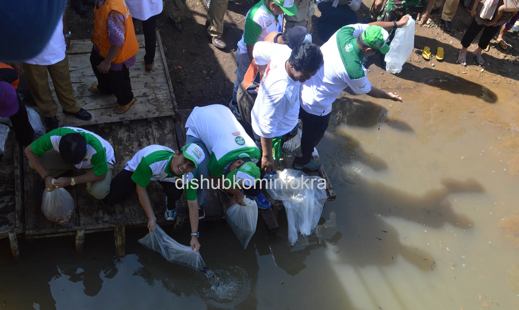 Tebar Ribuan Ikan Untuk Jaga Ekosistem