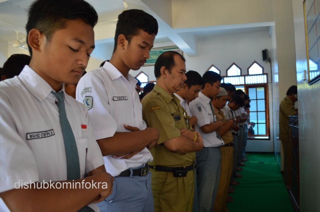 Doakan Korban Musibah, Pelajar SMA Lakukan Shalat Gaib