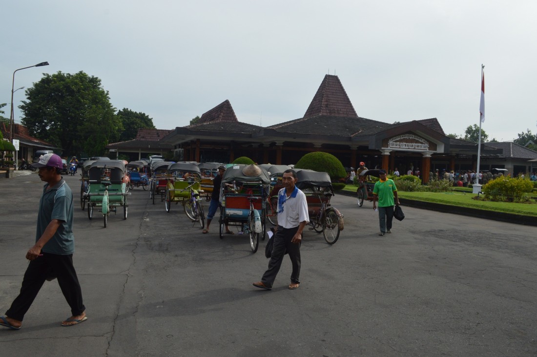 Satpol Bagikan 200 Paket Sembako