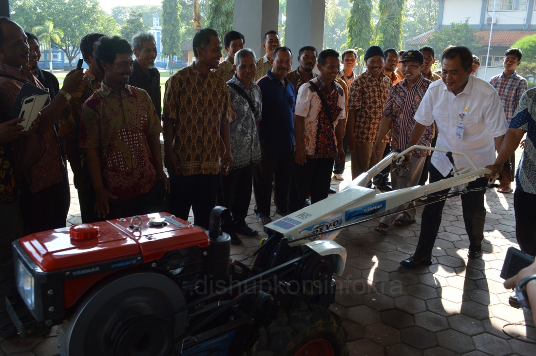 20 Traktor Diserahkan Ke Petani