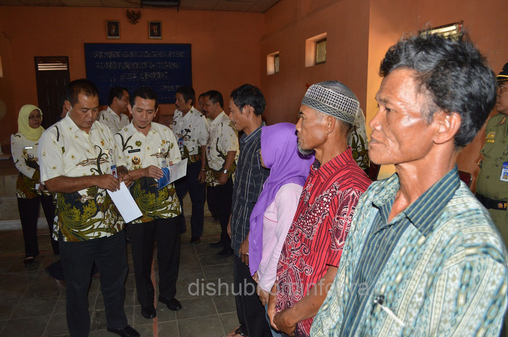 Pemkab Karanganyar Beri Bantuan Korban Tanah Longsor