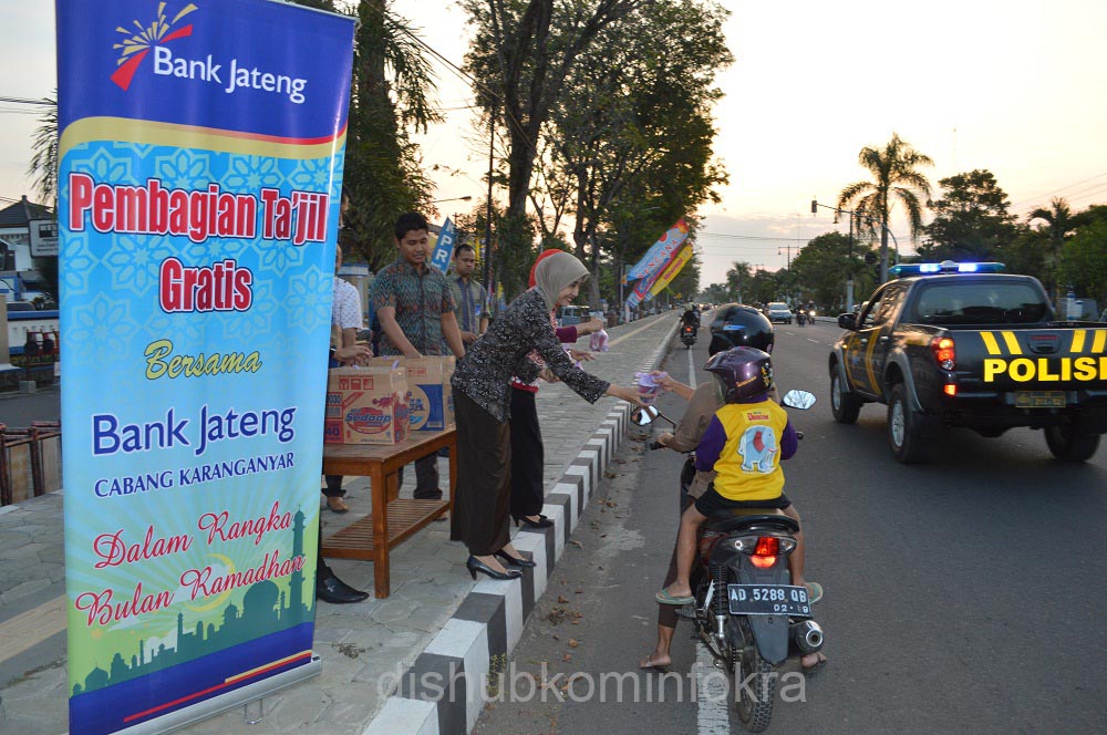 Bank Jateng Cabang Karanganyar Bagi Takjil Gratis