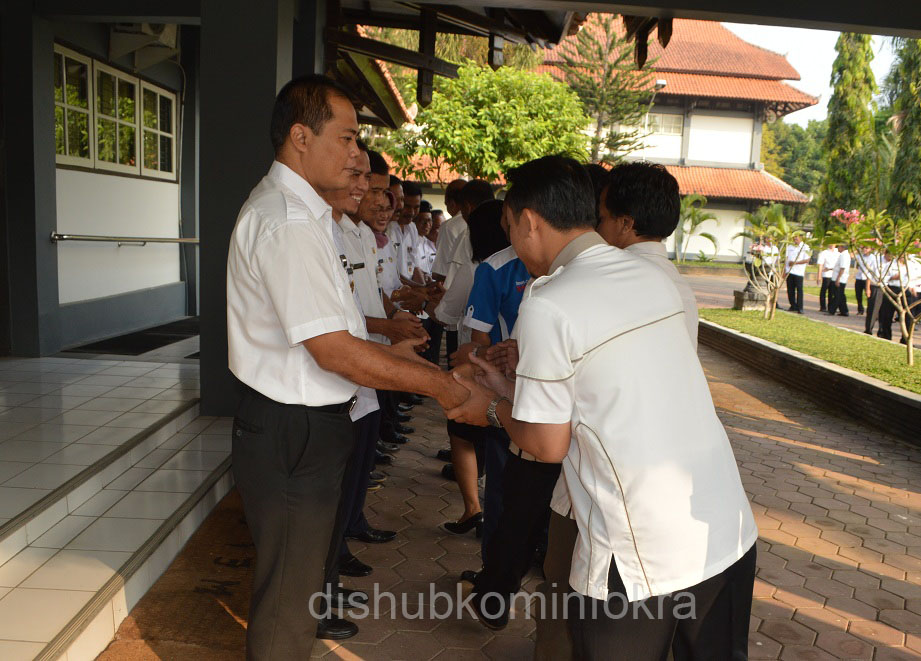 Awali Masuk Kerja, Bupati Saling Bersalaman Dengan PNS