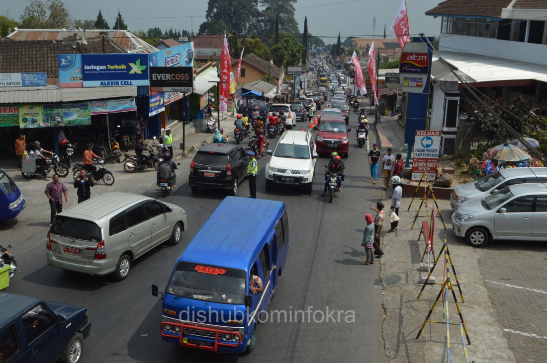 Ratusan Kendaraan Luar Kota Padati Tawangmangu