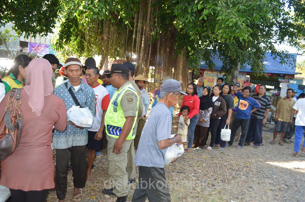 Pemkab Karanganyar Bagi-Bagi Sembako