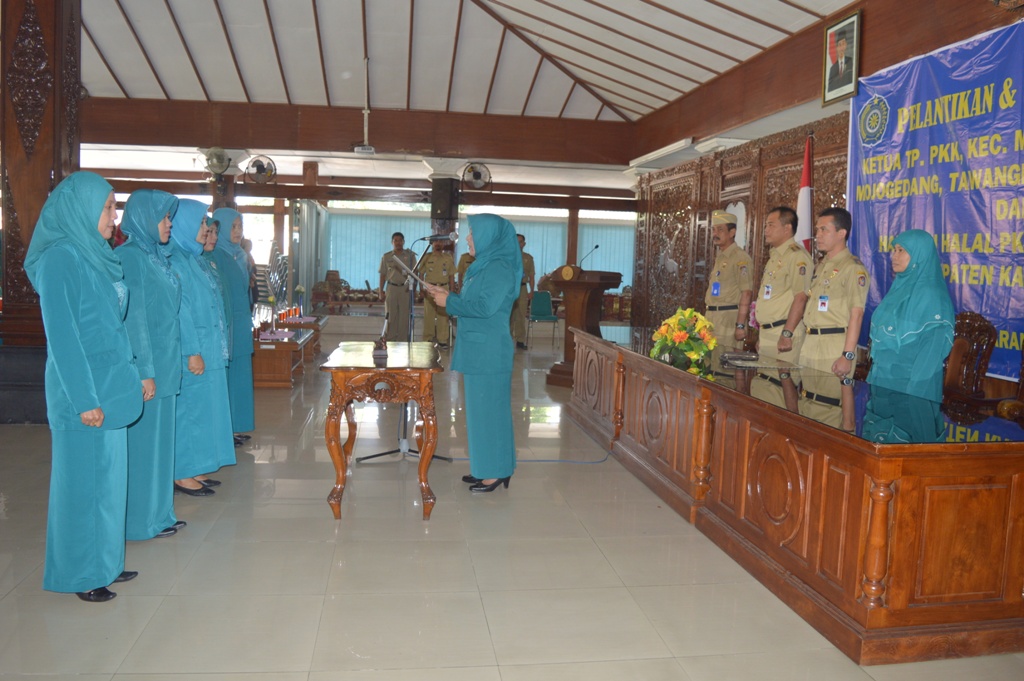 KETUA TP PKK KARANGANYAR LANTIK LIMA KETUA TP PKK KECAMATAN