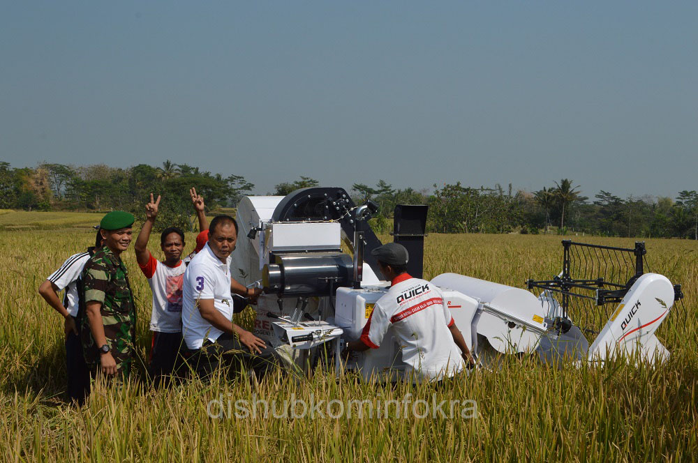 Gapoktan Terima Bantuan 25 Mini Combine Harvester