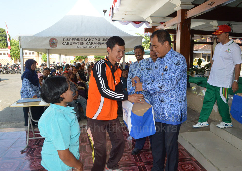 Bagi Sembako Gratis Jelang Hari Jadi Kabupaten Karanganyar