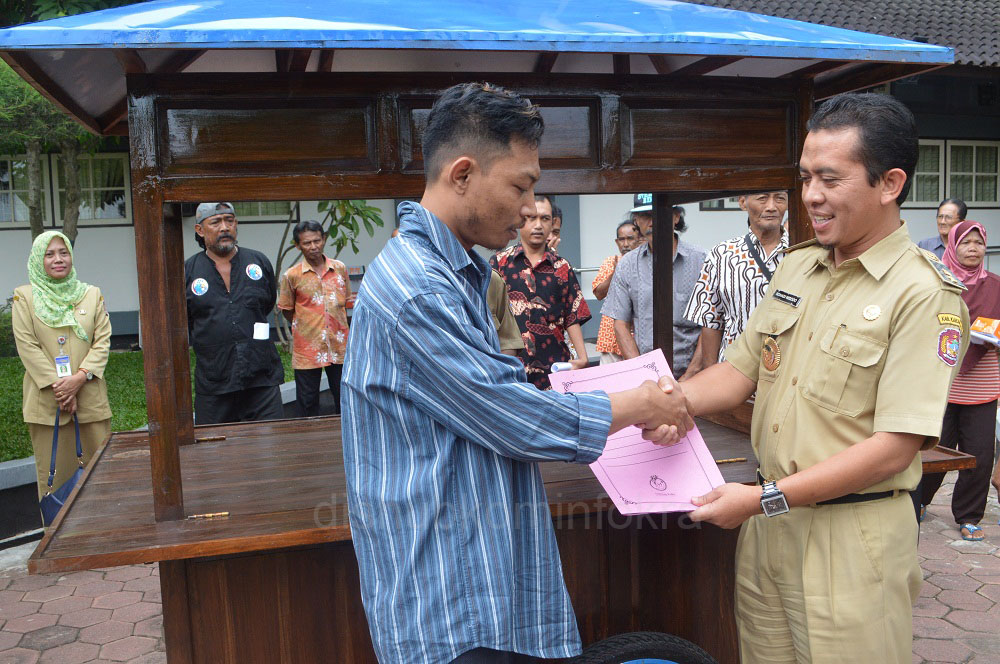 PKL TerimaTenda dan Gerobak Gratis