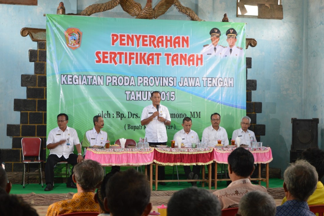 100 Sertifikat Proda Diserahkan Kepada Warga