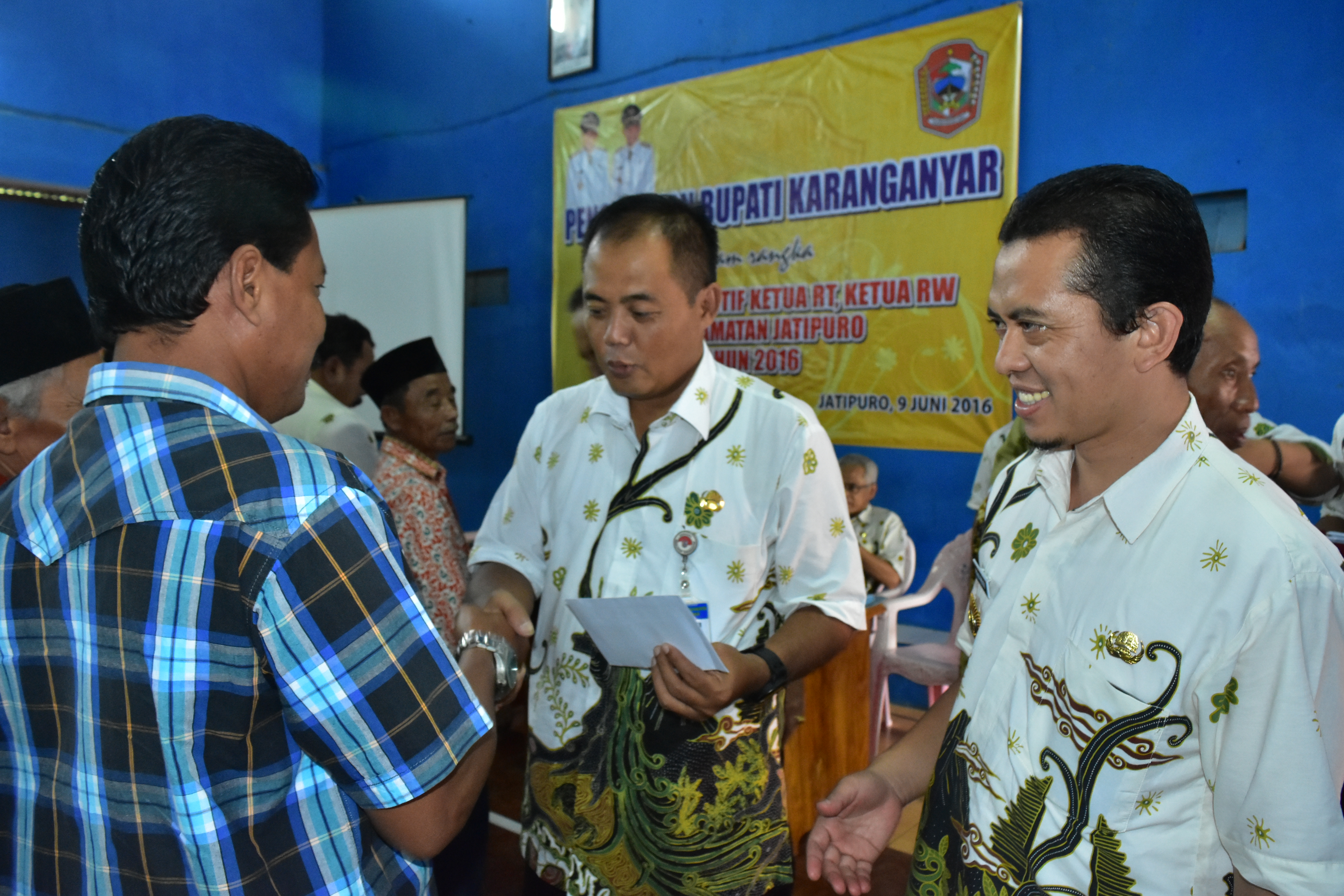 Hari Ke-4 Puasa, Bupati Serahkan Intensif Rt Rw