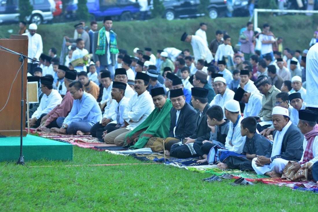 Ribuan Warga Desa Bener Tawangmangu Sholat Ied  Bersama Bupati Karanganyar