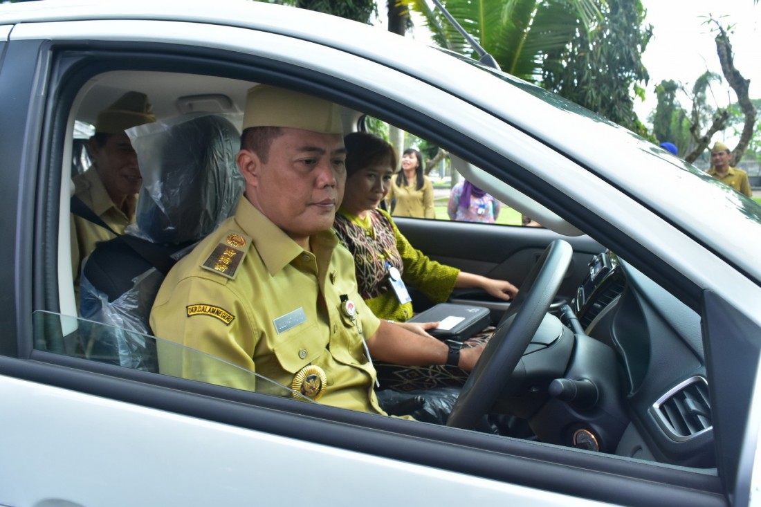 Mandiri Serahkan Bantuan CSR 1 Unit Mobil