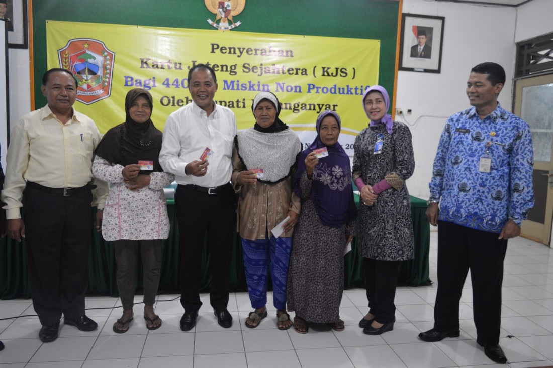Bupati Karanganyar Bagikan KJS ke 440 KK Miskin Non Produktif