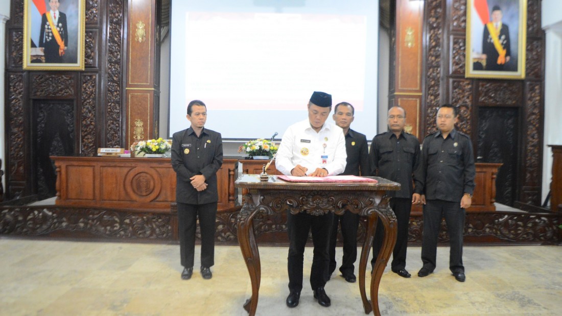 Rapat Paripurna : Bupati Sampaikan Pendapat Akhir Penetapan Tujuh Raperda Karanganyar 2017