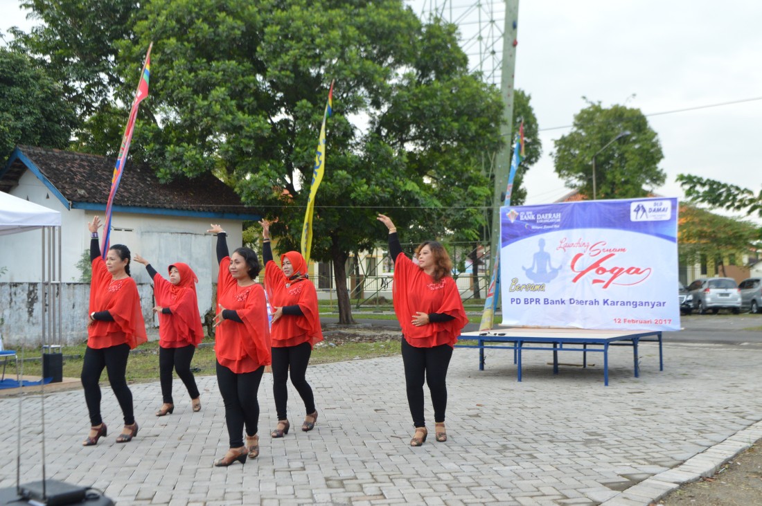 Senam Yoga Bersama PD BPR Bank Daerah Karanganyar