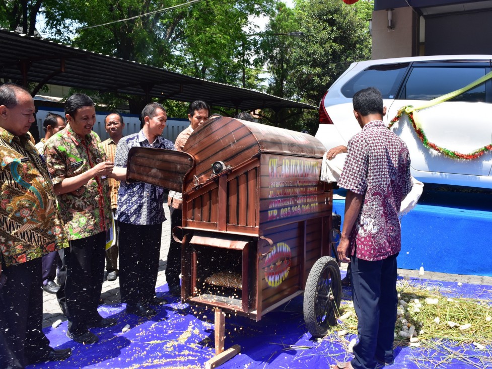 12 Kelompok Tani Terima Bantuan