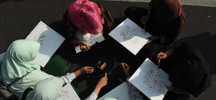 Ratusan Pelajar “mBatik” di Kain Sepanjang 100 Meter