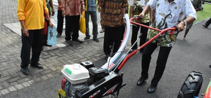 Bupati Karanganyar Serahkan Kartu Tani dan Alat Pertanian
