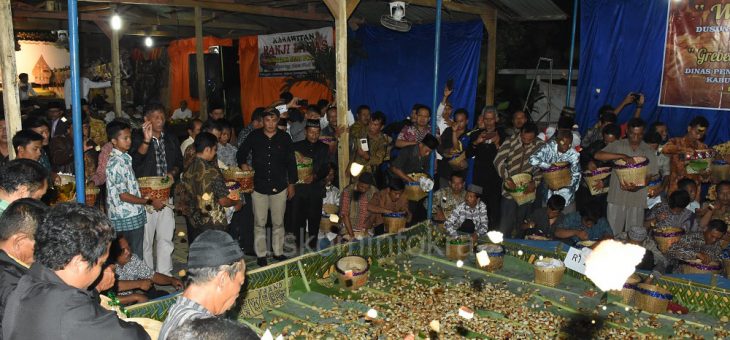 Tradisi Wahyu Kliyu, Ribuan Apem Direbutkan Warga
