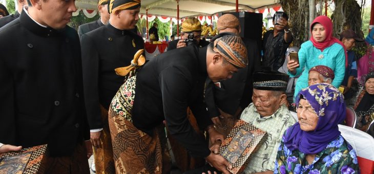 Sambut Satu Abad, Pemkab Karanganyar Hadirkan Lansia Berumur Seratus Tahun