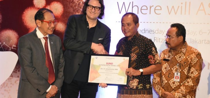 Bupati Juliyatmono menerima penghargaan Entrepreneur Kategori Pendidikan