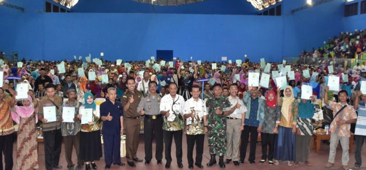 Pertanahan Karanganyar Serahkan 3000 Sertifikat PTSL