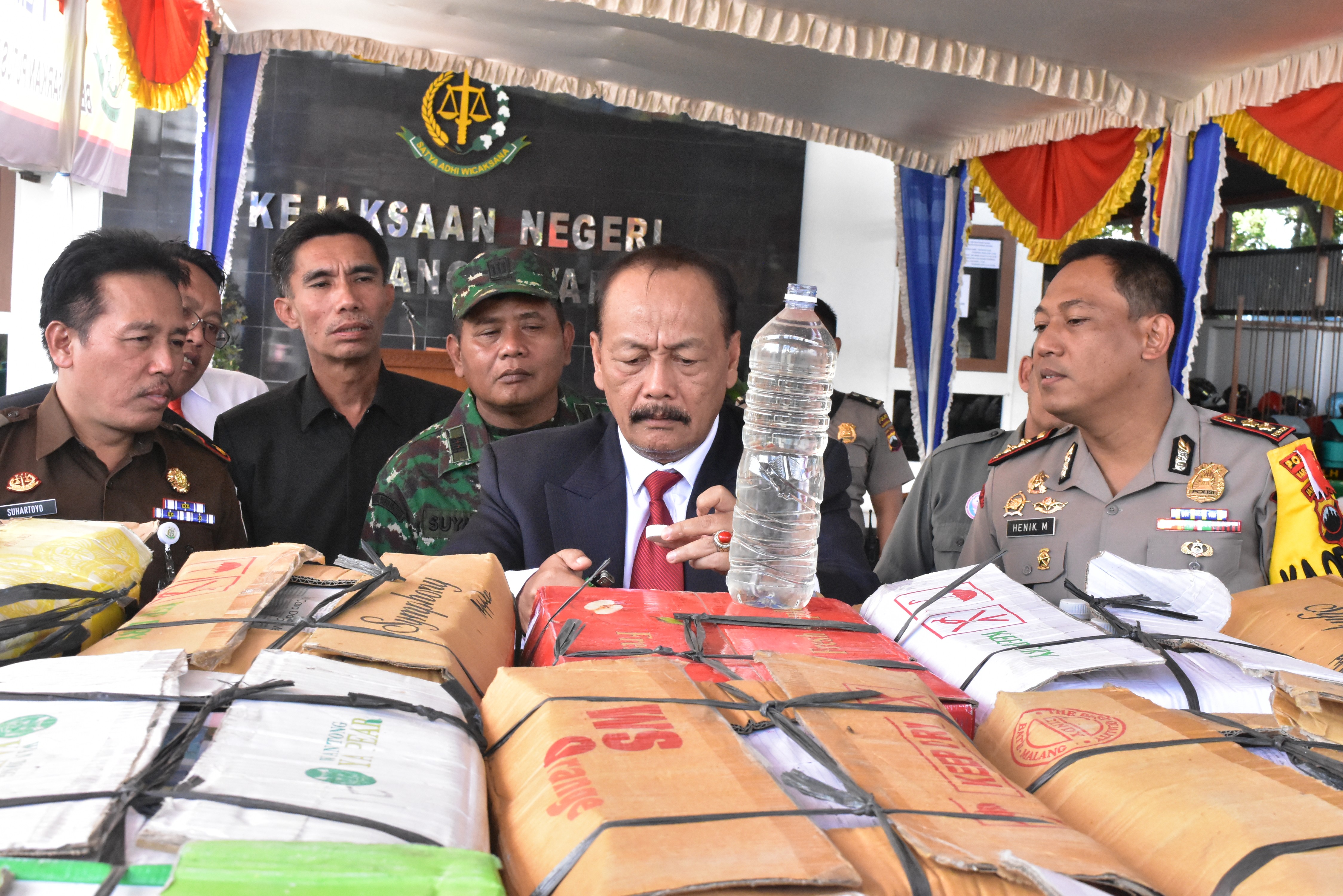 Pemusnahan Barang Bukti di halaman Kejaksaan Negeri Karanganyar