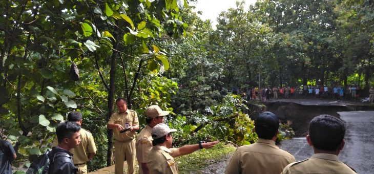 Talud Ambrol Tak Kuat Tahan Luapan Air Sungai