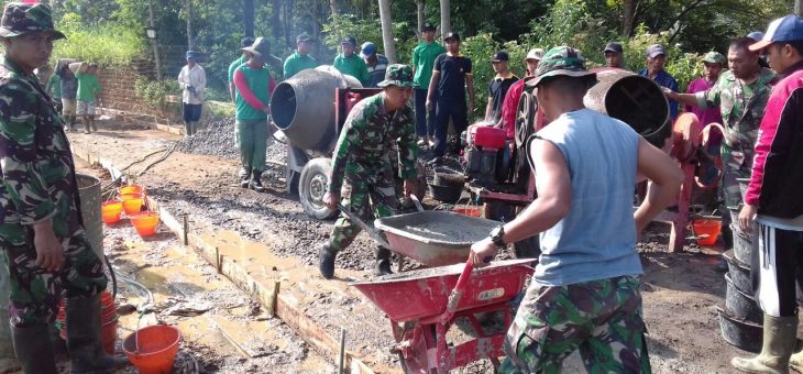 Gotong Royong Pengecoran Jalan di Desa Karang, Kecamatan Karangpandan