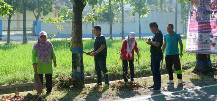 OPD Di Karanganyar Bersih-Bersih Jalan dan Lingkungan