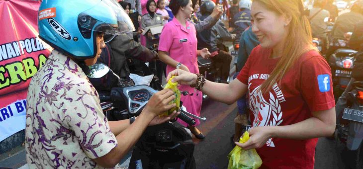 Pembagian Takjil Sekaligus Sosialisasi Pilkada Damai