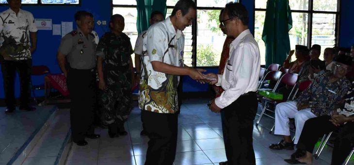 725 KETUA RT, RW SE KECAMATAN KARANGANYAR TERIMA REWARD DAN OPERASIONAL