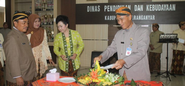 Potong Tumpeng Peringati Hardiknas