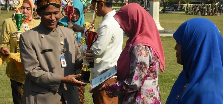 Pendidik Berprestasi Terima Penghargaan