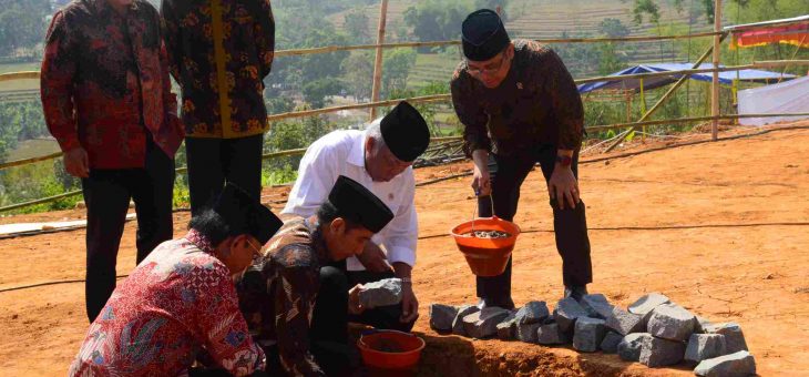 Presiden Jokowi Lakukan Pelatakan Batu Pertama Ponpes MTA