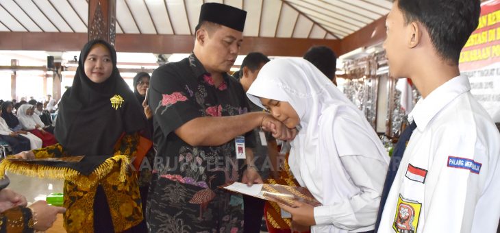 Pemberian Reward Bagi Siswa Berprestasi di Bidang Olahraga (Kejuaraan POPDA)
