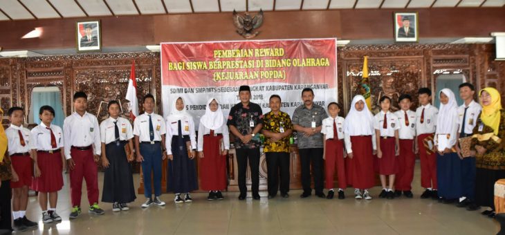 747 Siswa Berprestasi Terima Reward