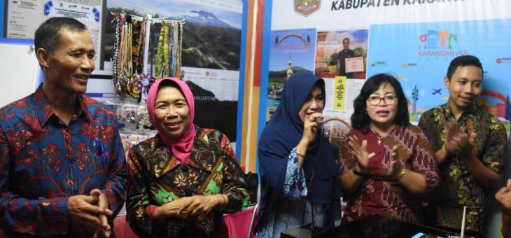 Stan Diskominfo, Bupati Sempatkan Bernyanyi