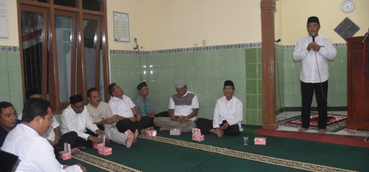 Sholat Isya’ Berjamaah di masjid Al- Mukkorobin Desa Gaum, Kecamatan Tasikmadu