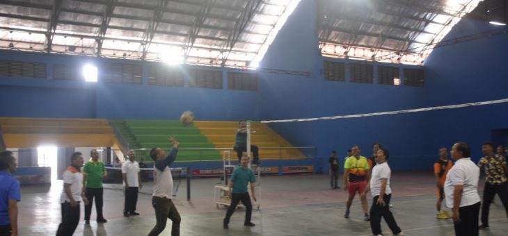 Pertandingan Volly Persahabatan Antara Tim Wartawan Dan Tim Forkominda Karanganyar