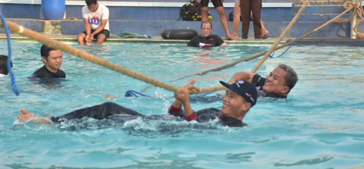 Keceriaan Mewarnai Lomba Meniti Tali Di Atas Air