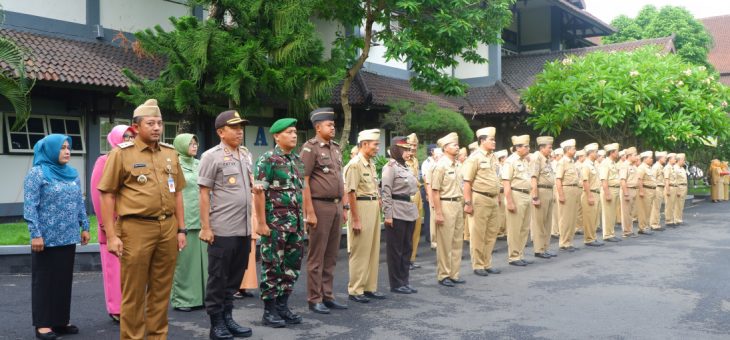 Memperingati Hari Ibu ke 90 dan Bela Negara ke 70, Pemkab Karanganyar Menggelar Upacara di Halaman Setda Karanganyar